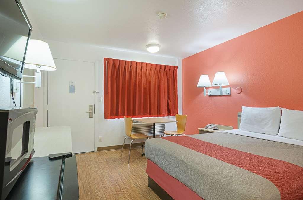 Home 6 Motel Topeka Bilik gambar
